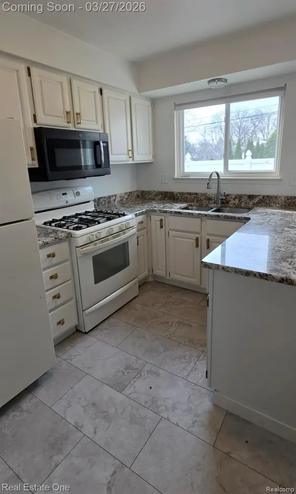 18576 Matthew DR, Clinton Charter Township, MI 48035