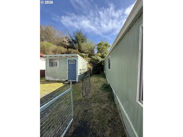 105 Beach BLVD #E, Winchester Bay, OR 97467