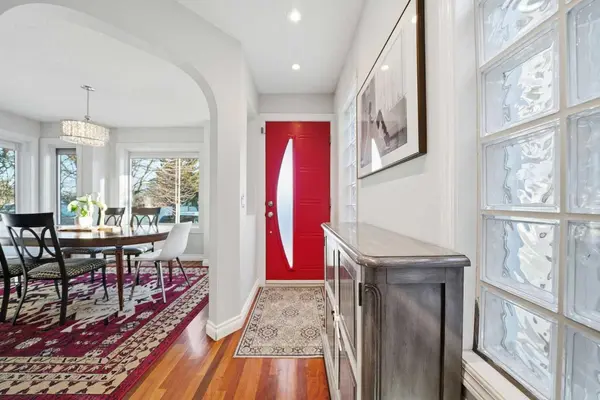 44 34 AVE SW, Calgary, AB T2S 2Z2