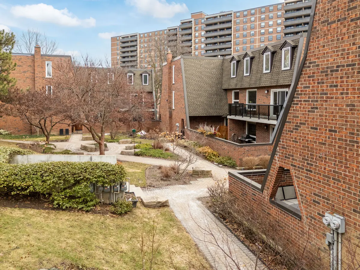 22 La Rose AVE #TH7, Toronto W09, ON M9P 1A5