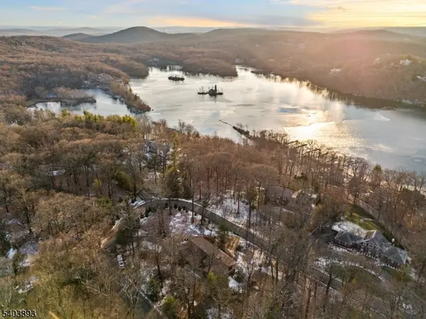 8 Brush Hill Rd, Kinnelon Boro, NJ 07405