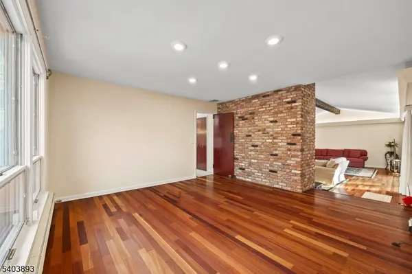 8 Brush Hill Rd, Kinnelon Boro, NJ 07405