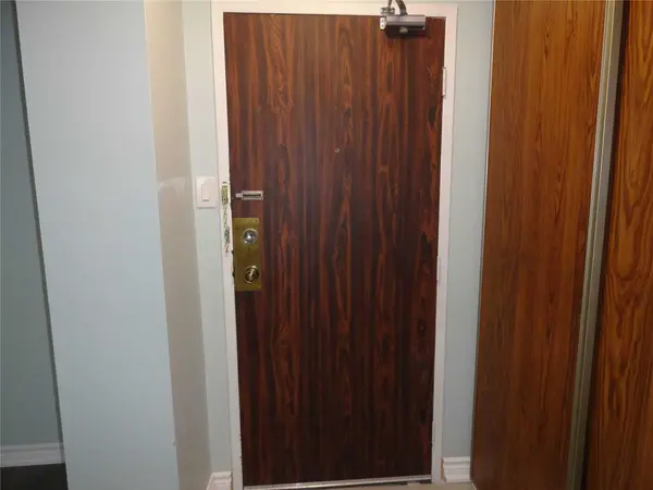 18 Knightsbridge RD #2409, Brampton, ON L6T 3X5