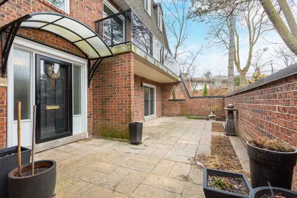 22 La Rose AVE #TH7, Toronto W09, ON M9P 1A5