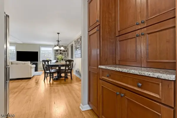 735 Castleman Dr, Westfield Town, NJ 07090