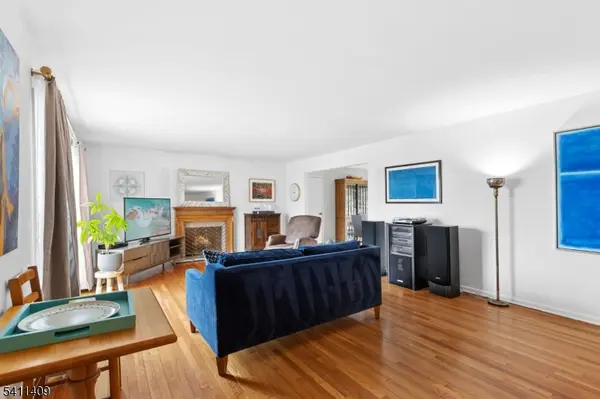 1060 Sunny Slope Dr, Mountainside Boro, NJ 07092