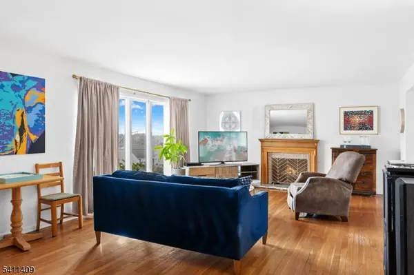 1060 Sunny Slope Dr, Mountainside Boro, NJ 07092