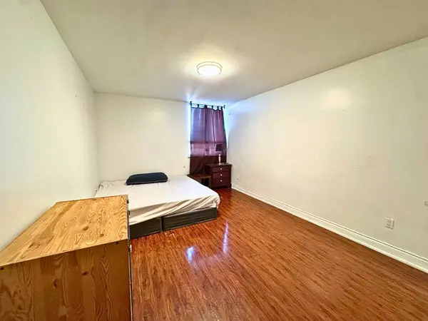 5 Massey SQ #2711, Toronto E03, ON M4C 5L6