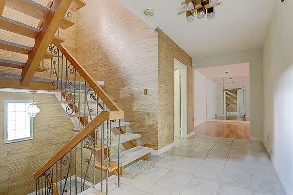 57 Laureleaf RD, Markham, ON L3T 2X9