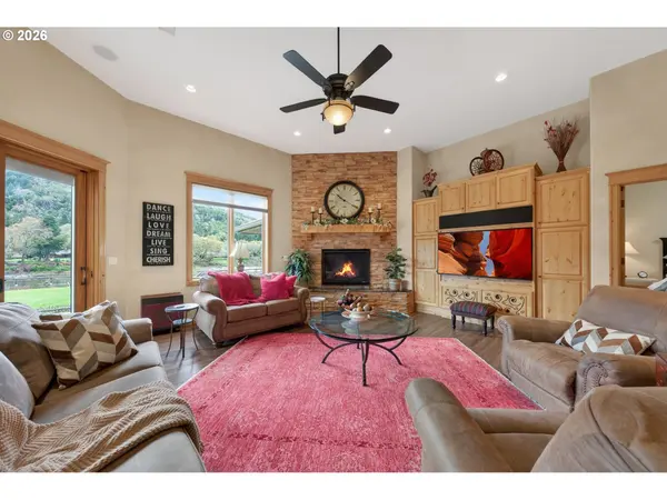 130 STENGAR LN, Roseburg, OR 97471