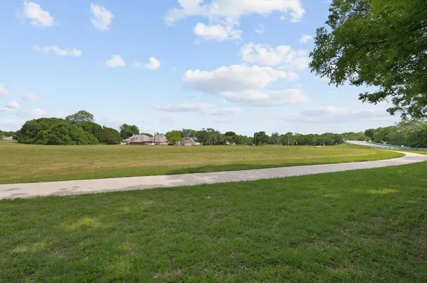 699 W Wintergreen Road, Desoto, TX 75115