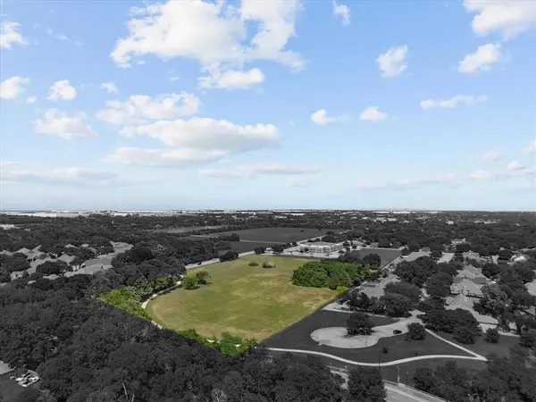 699 W Wintergreen Road, Desoto, TX 75115