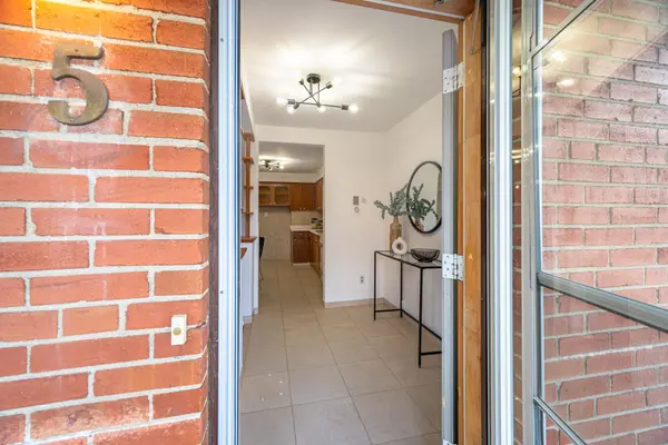 5 Rosewood AVE, Toronto W07, ON M8Z 1X3