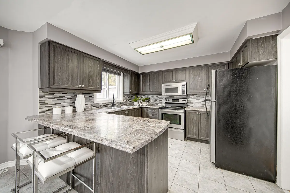 49 Eaglestone LN, Barrie, ON L4N 0J3