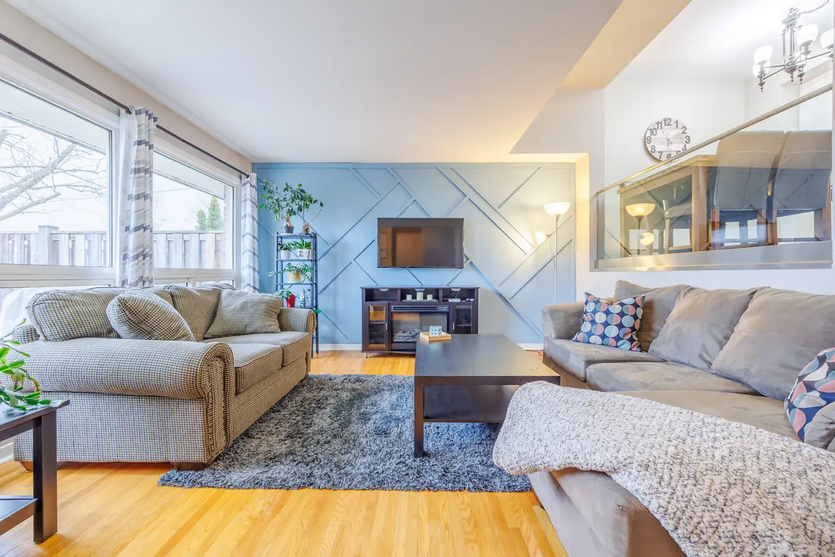 5 Woodlawn CT #101, Grimsby, ON L3M 3T4