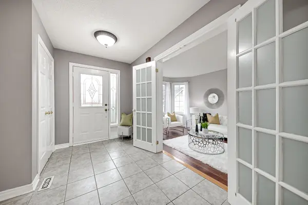 49 Eaglestone LN, Barrie, ON L4N 0J3