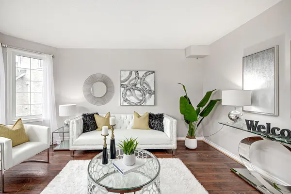 49 Eaglestone LN, Barrie, ON L4N 0J3