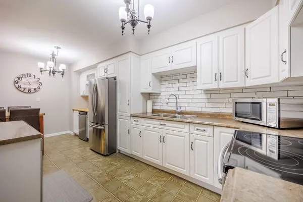 5 Woodlawn CT #101, Grimsby, ON L3M 3T4