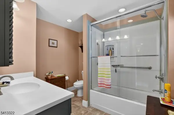 40 Cedar St, Bloomingdale Boro, NJ 07403