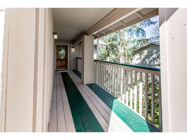 992 SUNSET DR, Springfield, OR 97477