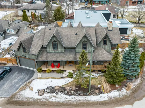 49 Gray LN, Barrie, ON L4N 7T1