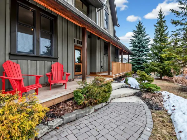 49 Gray LN, Barrie, ON L4N 7T1