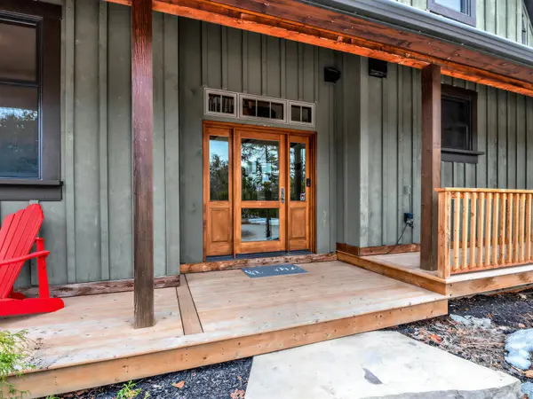 49 Gray LN, Barrie, ON L4N 7T1