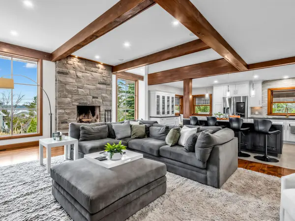 49 Gray LN, Barrie, ON L4N 7T1