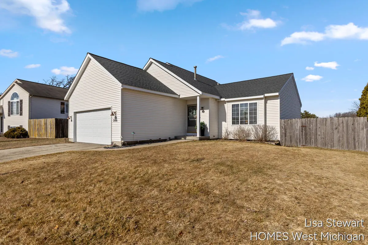 206 Pine Meadow DR, Belding City, MI 48809