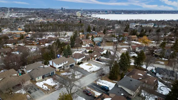 12 Peacock LN, Barrie, ON L4N 3R5