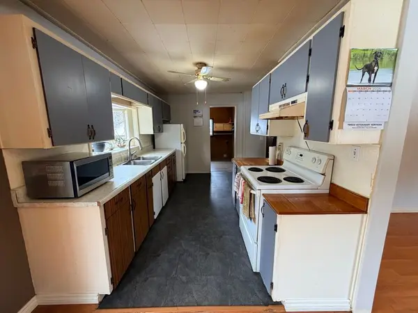 4 Denison DR, Addington Highlands, ON K0H 2G0