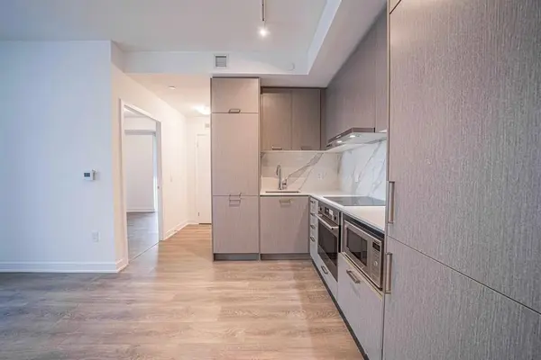 10 Honeycrisp CRES #902, Vaughan, ON L4K 0M7