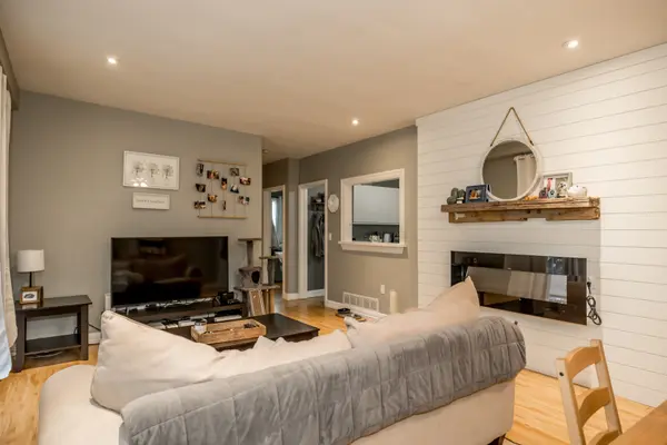 22 Centre ST #1, Bradford West Gwillimbury, ON L3Z 2P7