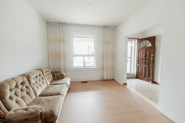 582 Runnymede RD, Toronto W02, ON M6S 2Z7