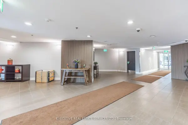 4 Dayspring CIR ##203, Brampton, ON L6P 2Z5