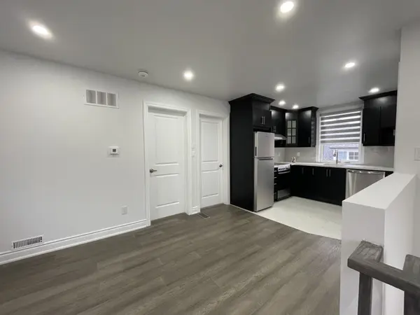 530 Country GLN #Coach, Markham, ON L6B 1H4