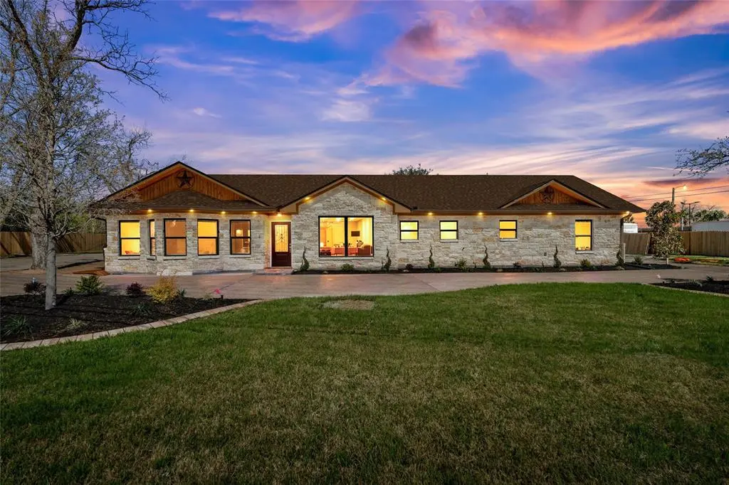 1404 S Robinson Drive, Robinson, TX 76706