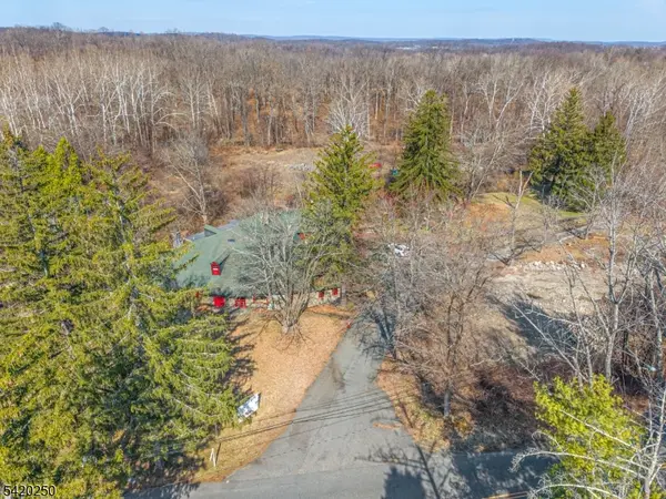 30 Gingerbread Castle Rd, Hamburg Boro, NJ 07419