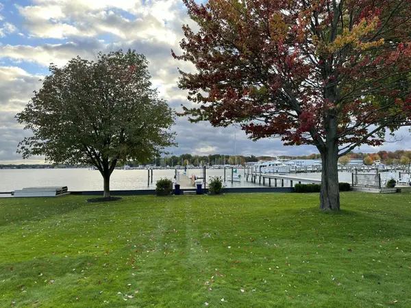 1738 Waukazoo DR, Park Twp, MI 49424