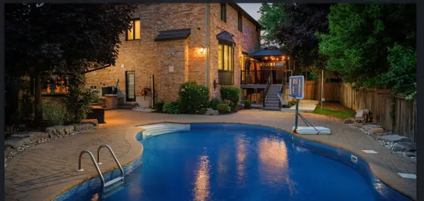 2225 Glazebrook CIR, Oakville, ON L6M 5B5