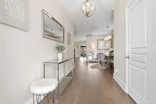 19 Michelangelo LN, Hamilton, ON L9B 0C4