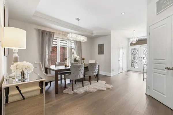 19 Michelangelo LN, Hamilton, ON L9B 0C4