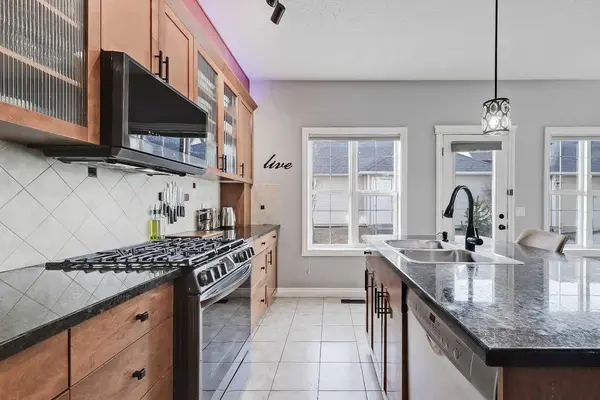 2959 Peacekeepers WAY SW, Calgary, AB T3E 7R5