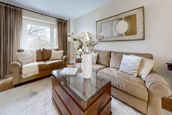 15 Beatty CRES, Aurora, ON L4G 5V2