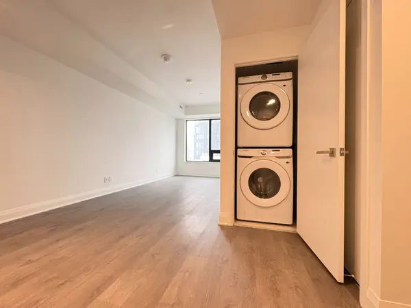 2 Erskine RD #2506, Mississauga, ON L5B 0S1