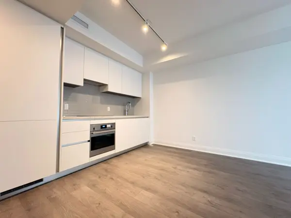 2 Erskine RD #2506, Mississauga, ON L5B 0S1