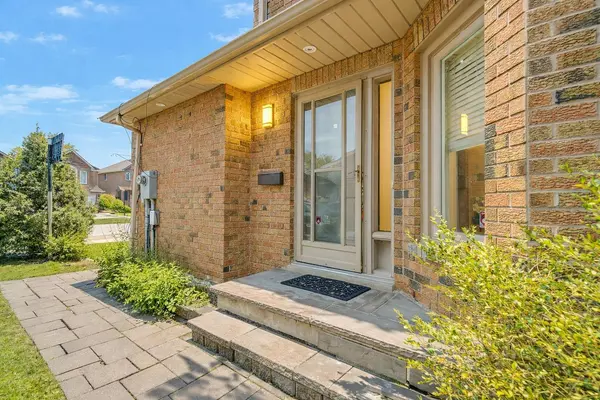 7166 Sandhurst DR, Mississauga, ON L5N 7H1