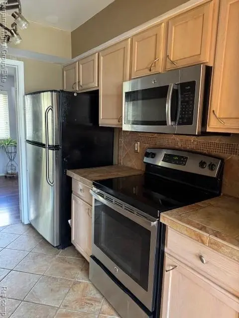 7 Hampton Towne ST #7, Southfield, MI 48075