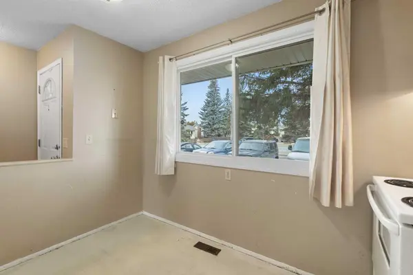 355 Georgian Villas, Calgary, AB T2A 7C7