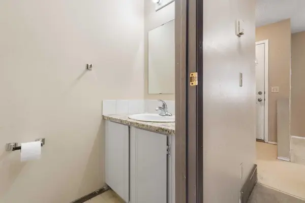 355 Georgian Villas, Calgary, AB T2A 7C7